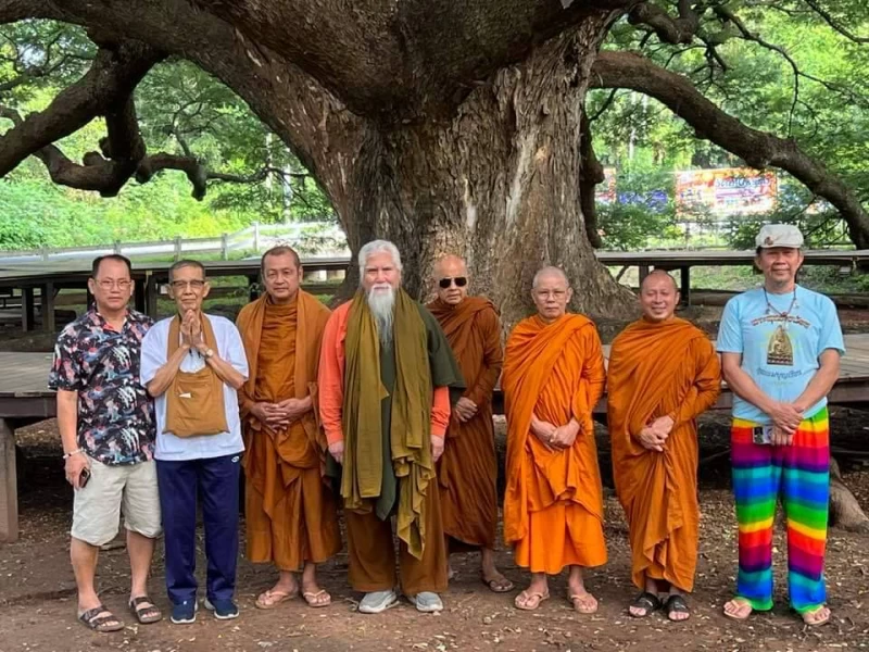 พระอาจารย์ยันตระ อมโรภิกขุ  . 9/10/23 จามจุรียักษ์ อายุยืนยาว จ.กาญจนบุรี.คณะ โยม ณรงค์(ฑนดล) สุวัฒน์, ท่านหนุ่ม,ท่านพระอาจารย์ยันตระ อมโร ,ท่านซ้อน ,ท่านเฉลิมคงอมตะ, ท่านพระหมอสมชาติ ,ท่านเกี้ย