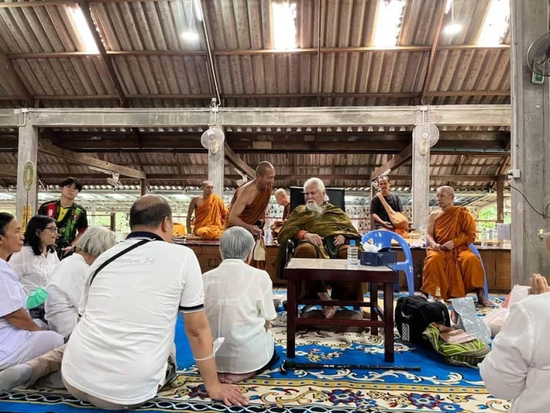 พระอาจารย์ยันตระ อมโรภิกขุ  ออกรับญาติโยมและพุทธศาสนิกชน ทุกคนมากราบท่านพระอาจารย์ ด้วยความรัก ความห่วงใย และคิดถึง ที่สำนักป่าสุญญาตารามเกริงกระเวีย. 10/10/23