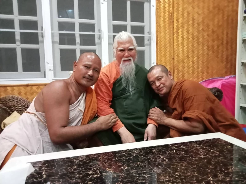 ก้าวเดินสุขุม ดั่งพญาราชสีห์ เยื้องย่างแผ่วเบาองอาจดุจเทพยดา เหยียบเมฆา ลอยลิ่วกลางนภากาศ รักษาสภาวะที่มั่นคง และแกร่งไกร มิอาจมีอารมณ์ใด ๆ มาโยกคลอน เชือดเฉือน นามกาย ที่ทรงตัวอยู่