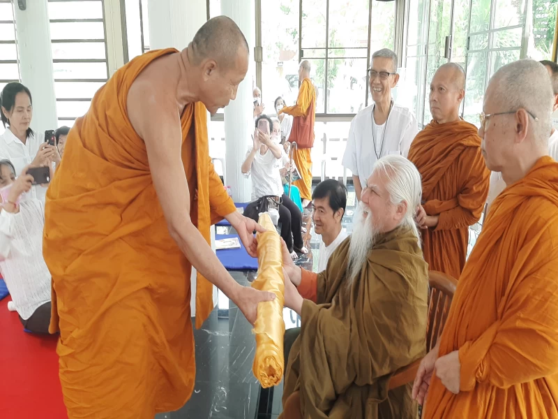 ปฏิบัติธรรมเพื่อความไม่เอาอะไร คำพูดทุกคำ ภาษาทุกภาษา ธรรมะทุกสิ่ง ไม่ใช่ของใคร เป็นของกลาง มีคนใช้มาก่อน เป็นของธรรมะชาติเอาไปใช้ เป็นสื่อธรรมะด้วยความเมตตาปัญญาด้วยความบริสุทธิ์