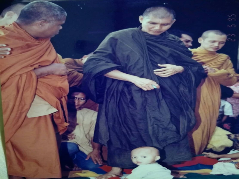 มิช้านานร่างของเราลงกองอยู่บนพื้นดินโลกนี้ ถูกกลบด้วยผืนแผ่นดินทุกร่างทุกชีวิต ไม่มีใครพ้น ทุกถิ่นที่เป็นที่ตายของเราทั้งสิ้น แล้วตั้งใจนึกน้อมพิจารณาและเตรียมใจ จึงรู้สึกเป็นสุขใจเพราะเห็นมันเป็นอันหนึ่งอันเดียวกันหมด.