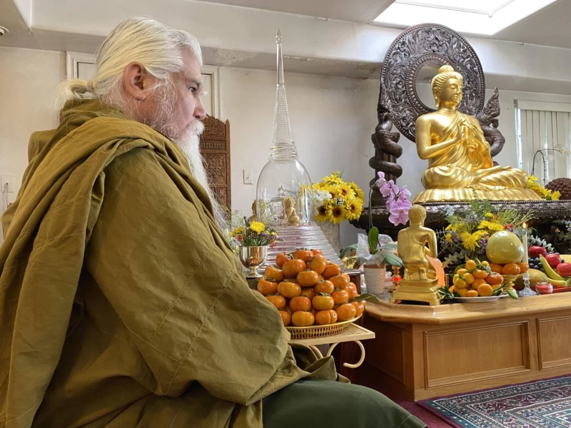 ตื่นนอน ทุกเช้า นิมนต์ พระพุทธเจ้า มาประทับที่ใจ จะทำ คิด พูด อะไร ให้ปรึกษาพระพุทธเจ้า.
