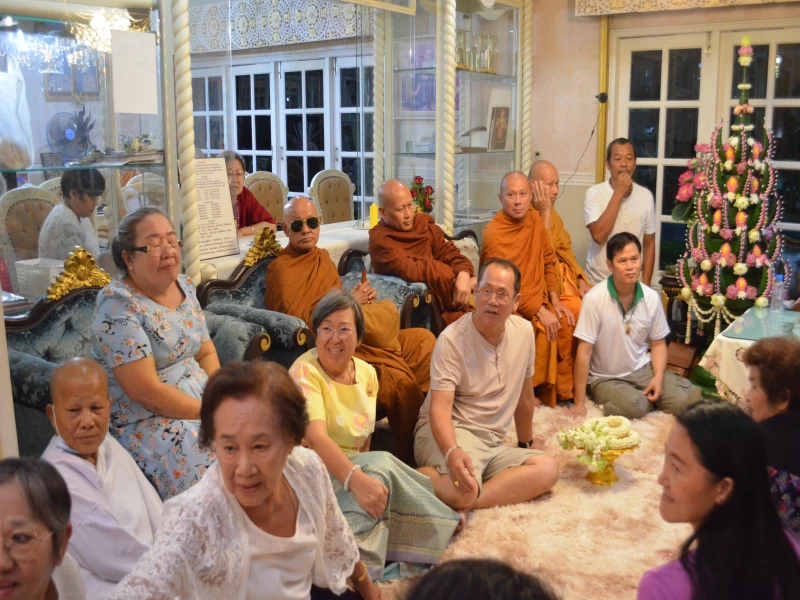 จักรวาลทั้งหมดรวมอยู่ในฝ่ามือเดียว ธรรมทั้งปวงก็รวมอยู๋ที่จิตเป็นหนึ่ง เมื่อจิตหนึ่งก็จะเป็นที่ตั้งของธรรมทั้งปวง ธรรมทั้งปวงย่อมเกิดจากจิตหนึ่ง