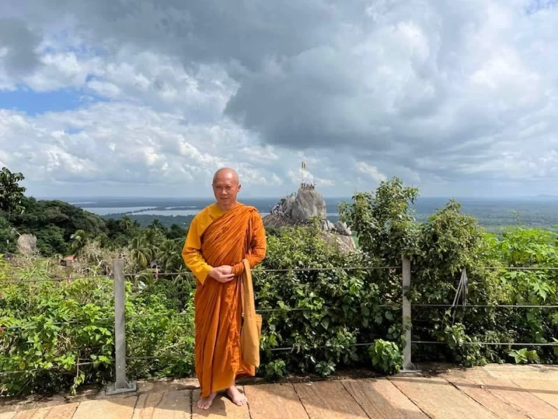 พุทโธ พระผู้รู้ พระผู้อยู่เหนือฟ้าดินสลาย สิ้นการเกิด แก่และเจ็บตาย เราทั้งหลายภาวนาหาพุทโธ