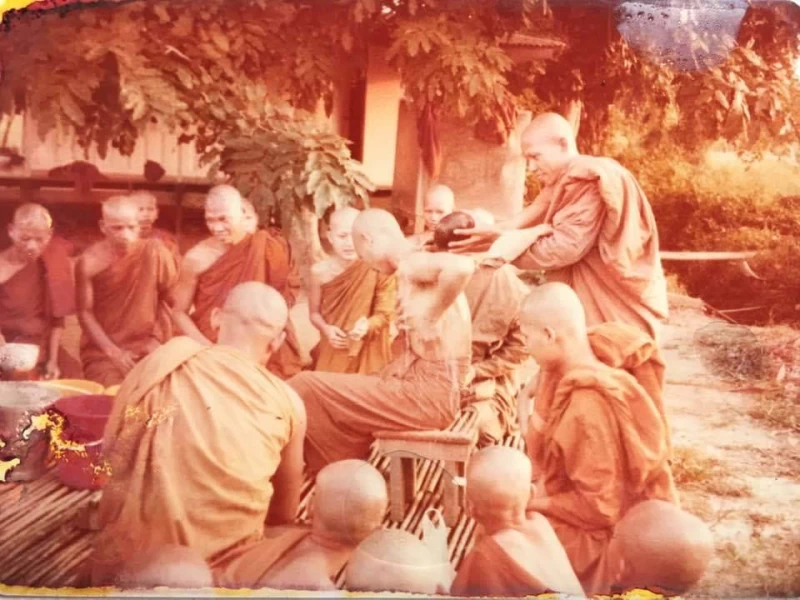 ขันติ อดทน จนเข้มแข็ง ปัญญา ส่องแสง สว่างไสว วิริยะ หมั่นยิ่ง เสมอไป กิจอันใด สำเร็จได้ ดังหมายปอง