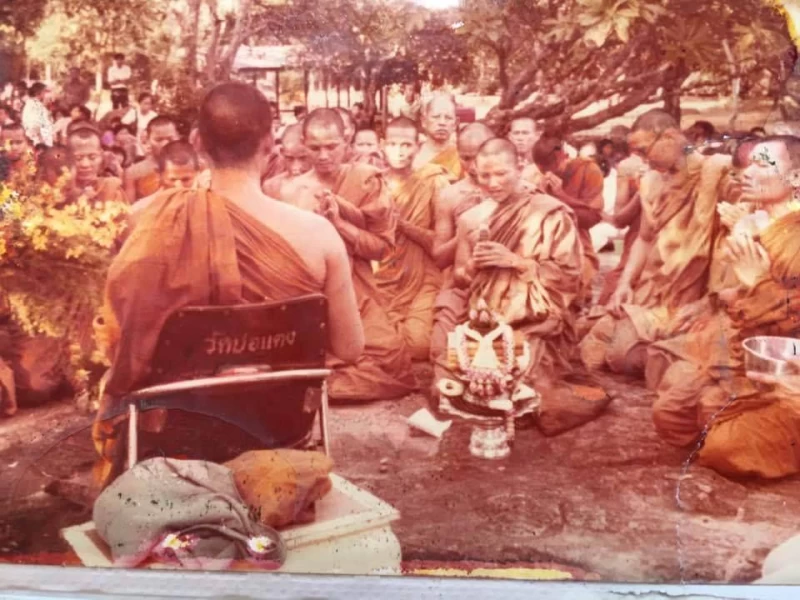 พุธโธ พระผู้รู้ พระผู้อยู่เหนือฟ้าดินสลาย สิ้นการเกิดแ่และเจ็บตาย เราทั้งหลายภาวนาหาพุธโธ