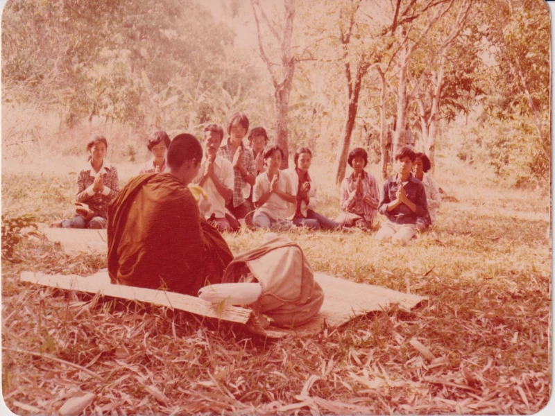 จากธรรมชาติสู่ธรรมชาติ เสียงกระซิบจากใบไม้กับสายลมเย็น จากดอกไม้ใบหญ้าริมทางเล็ก ๆ ในป่าดง ทั้งเสียงจั๊กจั่นกรีดร้องขับกล่อมไพเราะ กลมกลืนทุกอย่าง ยังคงไหลไป ไหลไป.