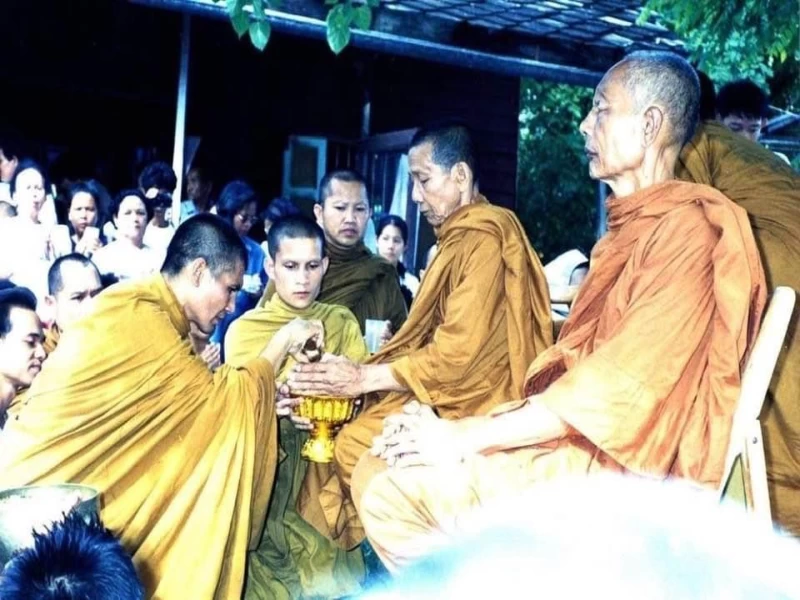 จงทำตนให้เป็นประโยชน์ต่อผู้อื่นอยู่เสมอ มือที่หยิบยื่นดอกกุหลาบให้กับผู้อื่น ความหอมย่อมติดอยู่กับมือเรา.