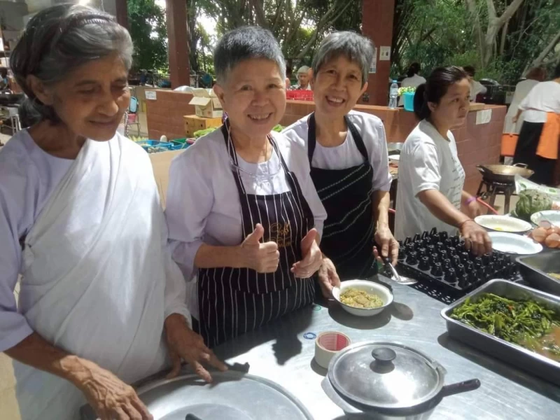คุณพี่วรรณี ละอองสุวรรณ  รวมเป็นหนึ่ง  ใจดีเป็นพระพุทธ  ใจบริสุทธิ์  เป็นพระธรรม ใจงาม  เป็นพระสงฆ์  รวมลงเป็นหนึ่ง  อยู่ในกลางดวงใจ.