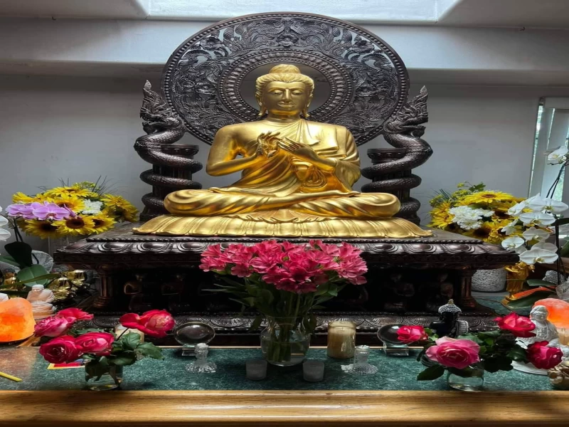 พระพุทธเจ้าพระองค์ใด ทรงมีพระญาณหาที่สุดมิได้ เป็นผู้สูงสุดในโลก ประทับนั่งประชุมธรรมอยู่ ณ โคนโพธิพฤกษ์อันประเสริฐ ทรงชนะมารด้วยกองทัพเด็ดขาดแล้วบรรลุสัมมาสัมโพธิญาณ.