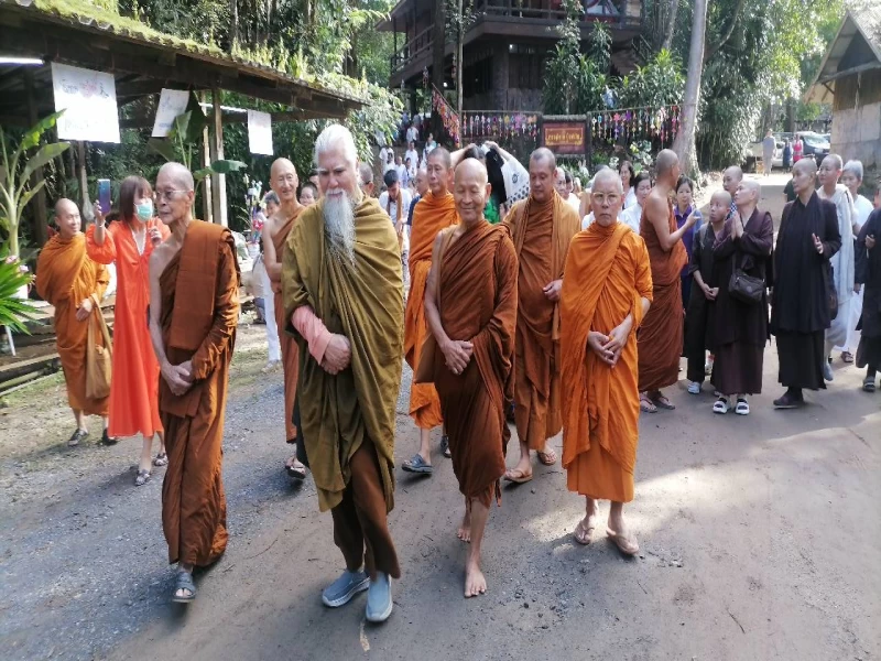 ฟ้าสว่างกลางใจ ไฉนเล่า เพราะเราเฝ้า กำหนดดูจึงรู้ได้ มีสติ-สัมปะชัญญะ รักษาทั้งใจกาย ปัญญาสว่างได้ สิ้นทุกข์ใจ เหตุแห่งความเห็นแจ้งพระไตรลักษณ์ ปฏิบัติตามหลักศาสนา กิเลสหาย บำเพ็ญธรรมจนสิ้นทุกข์สุขสบาย หากถึงจริงจะรู้ได้ด้วยตนเอง