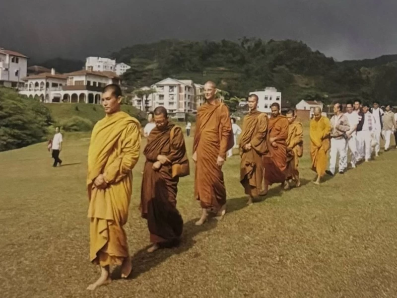 ผู้มีความเพียรไม่พึงนอนมาก พึงเสพธรรมเครื่องตื่น พึงละความเกียจคร้าน มายา ความร่าเริง การเล่น และเสพเมถุนพร้อมทั้งเครื่องประดับเสีย