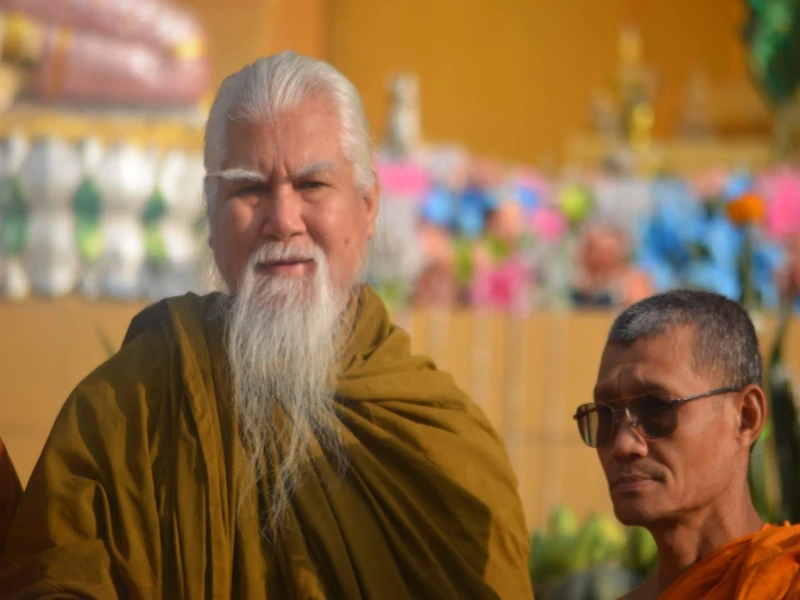 เมื่อเราเห็นเป็นรูปนามว่างเปล่า ทุกข์ต่าง ๆ ก็เป็นทุกข์เปล่า ๆ ทุกข์เฉย ๆ ทุกข์กลาง ๆ ทุกข์ก็ทุกข์นั่นเอง