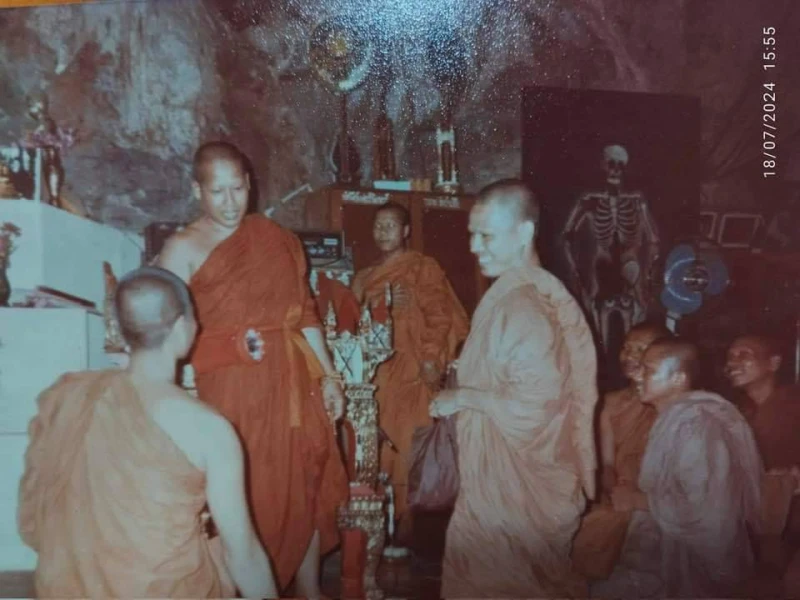 ชีวิตพสุธาพฤกษาชาติ เขาผงาดเสียดฟ้าท้าเราเหวย ถึงอย่างไรสรรพสิ่งก็ลงเอย มิช้าเลยก็ดับไปไม่ยั่งยืน เราจึงควรทำความดีถึงที่สุด ชีวิตผุดแล้วดับไปน่าใจหาย สิ่งใดเล่าเป็นที่พึ่งเราก่อนตาย สิ่งทั้งหลายไม่ประเสริฐเลิศกว่าธรรม