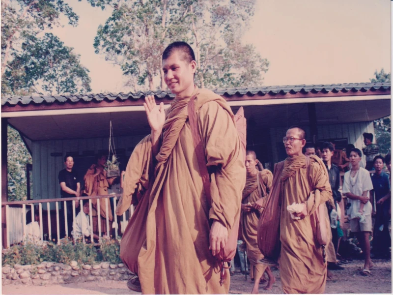 ไม่มีใครผูกเจ้าไว้ แล้วจะหาใครมาแก้ด้วยเล่า จงทำไป เดินไปตามธรรมชาติ นั่นแหละจะพบทางหลุดพ้น หุบปากเงียบ รู้ได้ด้วยต้วเองจนไม่มีภาษาเสียง