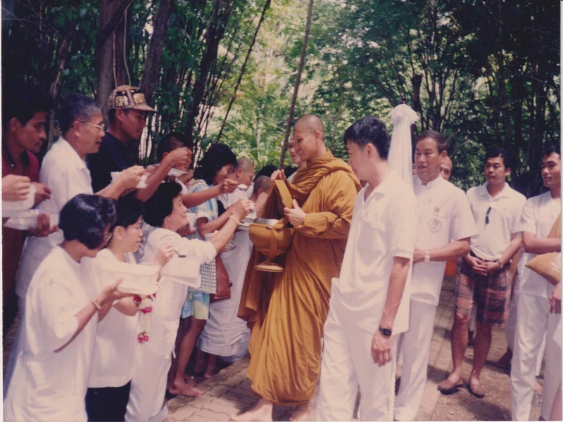 ชาวพุทธขั้นต้น ควรลด ผีโง่ ผีขี้เกียจ ผีอวดดี ผีอบายมุข6 ถือศีล5 ธรรม5 ลดกิน กาม เกียรติ ตามพื้นฐาน ปัญญาบารมี ของแต่ละบุคคล ซึ่งสั่งสมมาไม่เท่ากัน ถ้าปฏิบัติถูกต้องเป็นสัมมาทิฐิ จิตใจสงบพ้นทุกข์ได้แท้จริง.