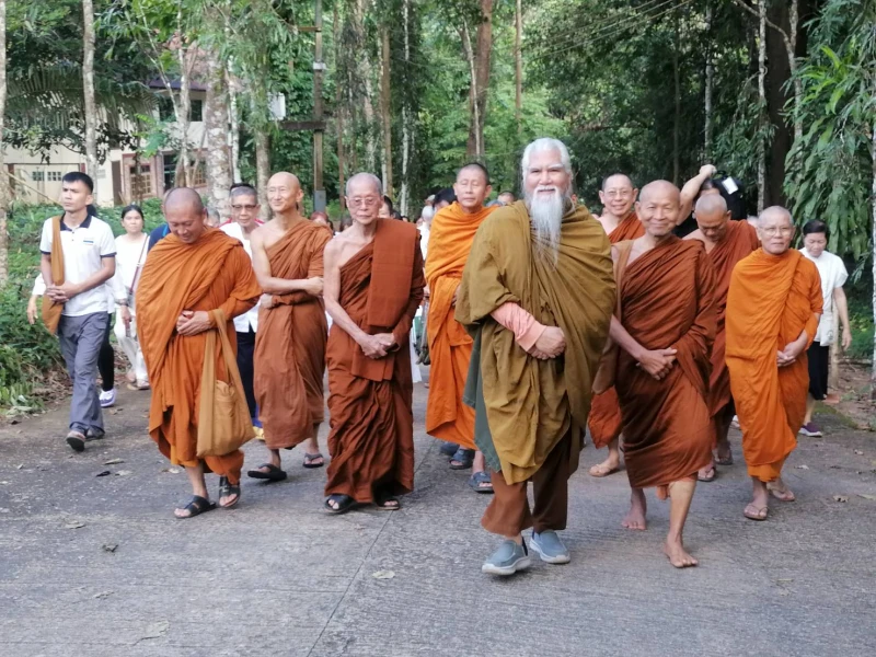 ชั่วหรือดีที่ทำกรรมทั้งหลาย ย่อมไม่สูญสิ้นไปถิ่นไหน ชั่วหรือดีที่ทำอยู่ที่ใจ รวมเก็บไว้อยุุ่ที่จิตติดตัวเรา