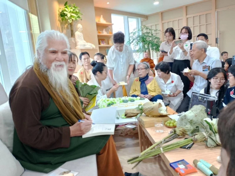 สิ่งสำคัญที่จะแก้ไขเหตุการณ์เลวร้าย วุ่นวายของมนุษย์ได้ มีทางเดียวเท่านั้น คือ " ธรรมะ "
