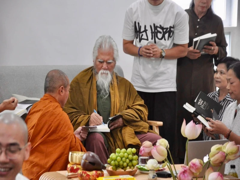 ไส้เทียน  เปรียบเสมือนใจ ตัวเทียนเปรียบเสมือนกาย ไส้เทียนหมดไป เปรียบเสมือนใจว่าง ตัวเทียนหมดไป เปรียบเสมือนการหมดเชื้อ
