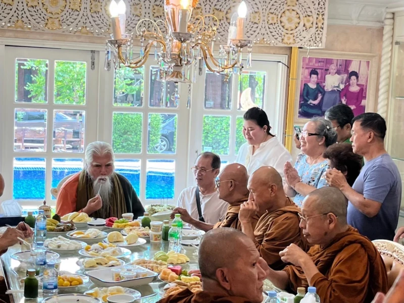 เมื่อวาน คือ วันที่ผ่านไปแล้ว พรุ่งนี้ คือ วันที่ยังมาไม่ถึง แม้ปัจจุบันก็ไม่มีอะไรให้หมายมั่นตามปรัตถสัจธรรม แต่จงจำทำปัจจุบันให้ถึงพร้อมด้วยความไม่ประมาท