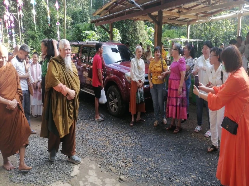 วันลา - วันรอ   สิบเมษาเวลาค่ำ  ณ ลานธรรมพ่อสั่งลา อยู่ร่วมกันด้วยเมตตา พร้อมรักษาสามัคคี