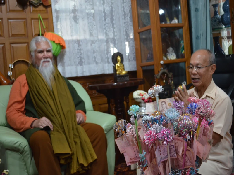 เจริญพร ถึงโยมพิพัฒน์และครอบครัวคงสบายดี ส่วนอาตมาสบายดีตามอัตตาภาพ หลังจากผ่าตัดก็ดีขึ้นมาก ไม่ต้องเข้าห้องน้ำบ่อย ๆ เหมือนแต่ก่อน
