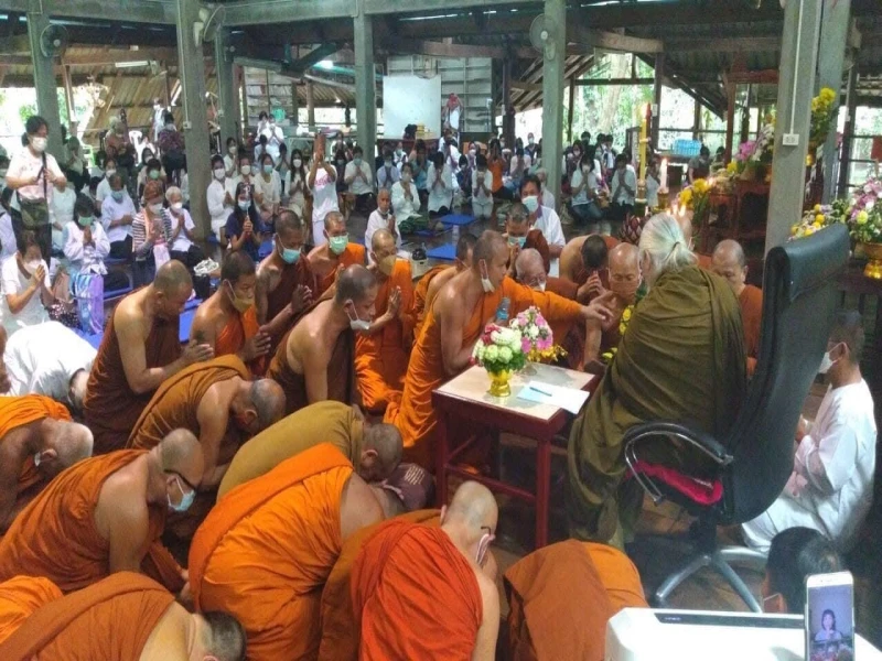 ให้พยายามยึดเอาหลักธรรมเป็นที่พึ่ง เป็นเครื่องพิจารณา ให้เห็นความเป็นอนัตตาให้ชัดเจน  ส่วนหน้าที่ของเราที่จะปฏิบัติเพื่อตัวเราและหมู่คณะ ก็ให้กระทำบำเพ็ญด้วย