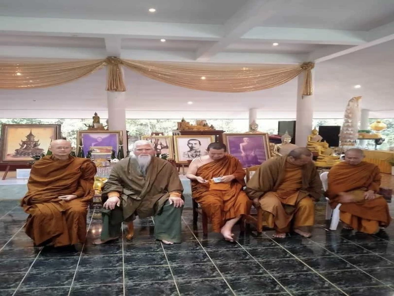 เกียรติแห่งมนุษย์ จงลดตนลงมา เพื่อรับใช้เพื่อนมนุษย์ ชีวิตที่เสมือนหนึ่งชีพเดียวกัน นี่คือกิจกรรมที่สำคัญยิ่งในความเป็นมนุษย์นั้นภาคภูมิใจที่ได้รับใช้