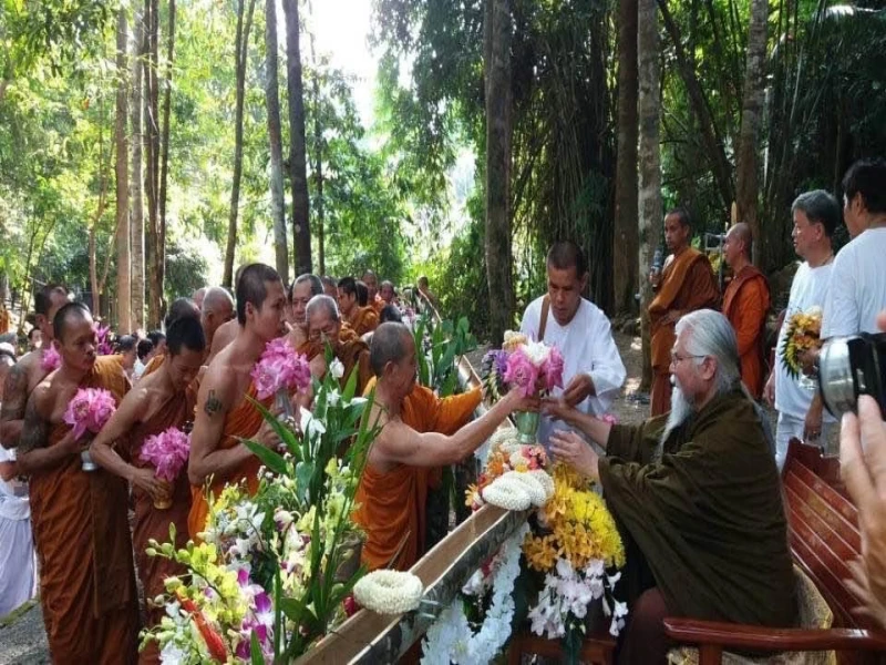 อยู่อย่างต่ำ กระทำอย่างสูง ย่อมประเสริฐ