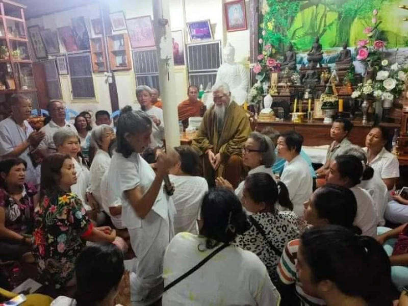 วีรบุรุษ อาจเป็นดอกหญ้าริมทาง  สร้างความระรื่นแก่โลก มอบความชื่นใจสดใส แก่ผู้ผ่านไปมา มีแต่ให้ใบและดอกตราบชั่วชีวิต