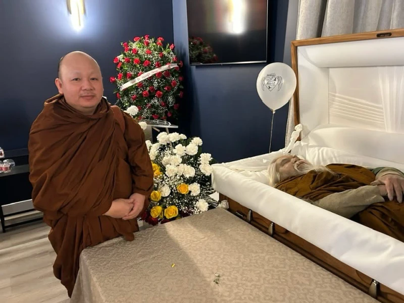 เมื่อเราปฏิบัติธรรมจนเบาบาง  และเรามีความรู้สึกที่ดีกว่าเขา  สูงกว่าเขานั้น เป็นอารมณ์ชั้นต่ำ ชั้นเลว ให้เห็นว่า ชีวิต ชีวิต คืออันหนึ่งอันเดียวกัน