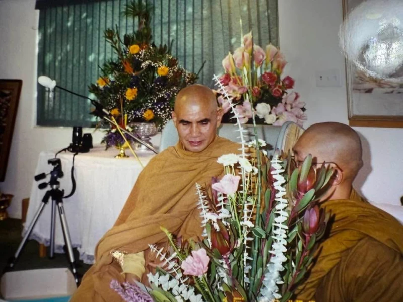 รุ้กระจ่าง  ปล่อยวาง  หมดยึดมั่น  ทำทุกอย่าง  ปล่อยวาง  สบายครัน  ทุกสิ่งอัน  ล้วนเห็นชัด  อนัตตา