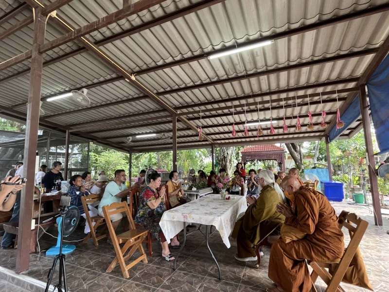 ไม่ว่าสัมผัสอะไรก็มารวมอยู่ที่ใจ   ทำใจให้ยืนอยู่เหนือ   สิ่งถูกรู้เหล่านั้น  แล้วเราจะสงบอิสระ เพราะความไม่เข้าไปปรุงแต่ง จึงทุกข์เพราะความปล่อยวางหมดความหมายมั่น