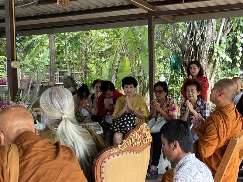 เอาปัจจุบัน ตะบันมันเข้าไป เผชิญ เผชิญ  เฝ้าสังเกตุดูทุกอย่าง ในชีวิต ด้วยธรรมอันดีงาม