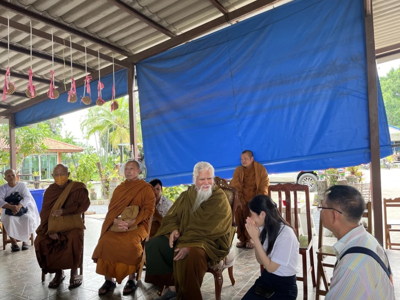 เผฃิญหน้าอย่าท้อถ้อย ฝึกบ่อย ๆ น้อมจิตดูเป็นครูสอน ปรากฏการณ์ผัสสะทุกบทตอน มิได้รอกำลังพึงตั้งใจ