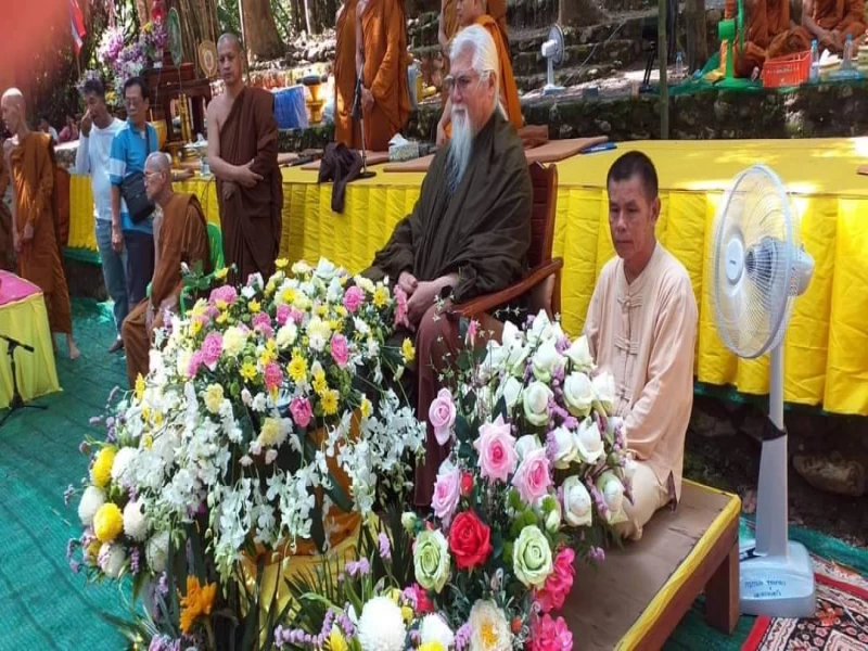 ยิ่งมีธรรมะ ยิ่งจะทำประโยชน์ให้กับโลกได้มาก เพราะยิ่งสละ ไม่ยึดมั่นถือมั่น จิตใจยิ่งโปร่ง ยิ่งกระจ่าง ยิ่งว่าง ยื่งแรง ยิ่งพินิจพิจารณาในหน้าที่ที่จะเกื้อกูลแก่ผู้อื่น ก็จะอุทิศเกื้อกูลอย่างไม่มีกิจอะไรที่จะยิ่งกว่านี้อีกแล้ว