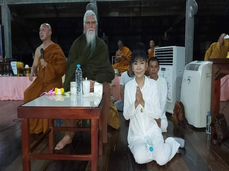 ผู้รู้เพียงแต่ดู ผู้เขลาเข้าไปแสดง ผู้รู้ดูแล้วปล่อย ผู้เขลาเข้าไปขัดขวาง