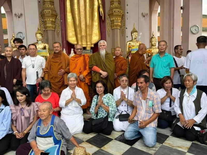 โลกธรรมทั้งปวงเป็นของคู่โลก ท่านผู้รู้ย่อมยืนอยู่เหนือมัน เห็นเหล่านั้นเป็นธรรมดา หมดความหมายมั่นสิ้นเชิง  ทุกข์ที่ไหยเหล่าจะเข้าครอบงำได้.