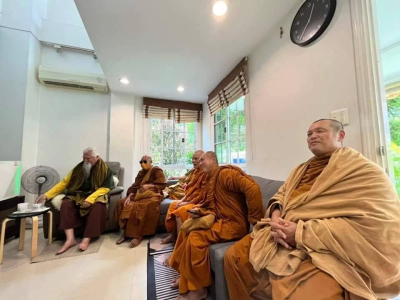 รุ่งอรุณพระอาทิตย์ฉายแสง ดอกไม้ใบหญ้า เมล็ดหญ้า นานาหลับสนิท ต่างตื่นขึ้นเริงชีวิต เป็นนิมิตแห่งสัจจะธรรม หลังจากฤดูแล้งผ่านไป สายฝนแห่งวสันตฤดูก็มาถึง