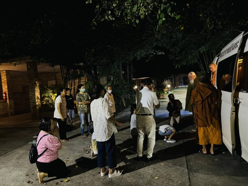 ชีวิตที่มีการจ่ายออกสลัดออกแต่กลับรวมลงเข้าภายใน ลองพิจารณา การสลัดออกแต่กลับรวมลงเข้าไป