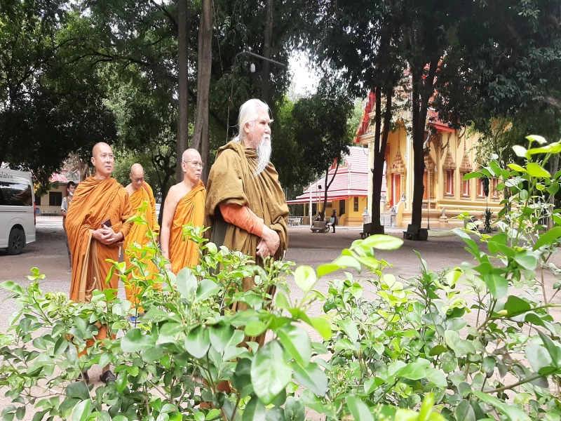 จิตโง่กระทบขุ่นเพราะมีโคลนปนอยู่ใน กระทบแล้วก็ไหลไปทิ้งโคลนไว้ให้เลนตรม