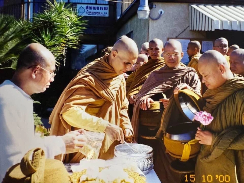 มีใจกำหนดรู้ตลอดเวลา  ตื่นอยู่กับสิ่งนั้นตลอดเวลา ตื่นอยู่จำเพาะหน้าปัจจุบัน