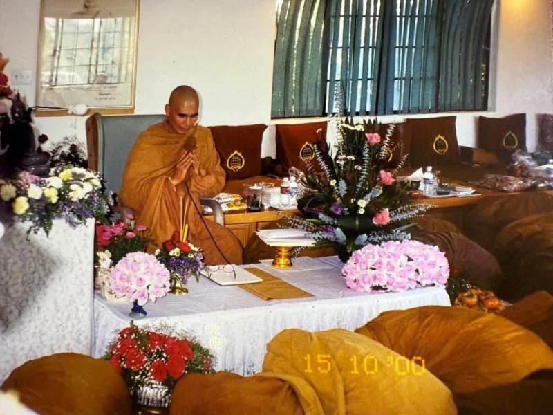 เมื่อเราต้องอยู่กับผัสสะต่าง ๆ ทั้งหลาย  ซึ่งประสาทรูปเรารับรู้  ใจของเราก็รู้ตามผัสสะในประสาทรูปนั้น