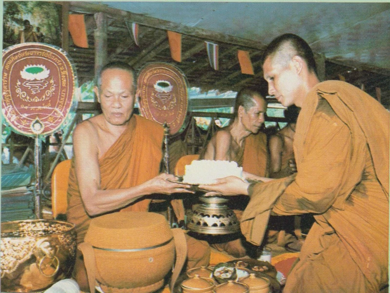 เอาปัจจุบัน   ตบันมันเข้าไป    เผชิณ  เผชิญ  เฝ้าสังเกตุดอยู่ทกอย่าง   ในชีวิต   ด้วยธรรมอันดีงาม