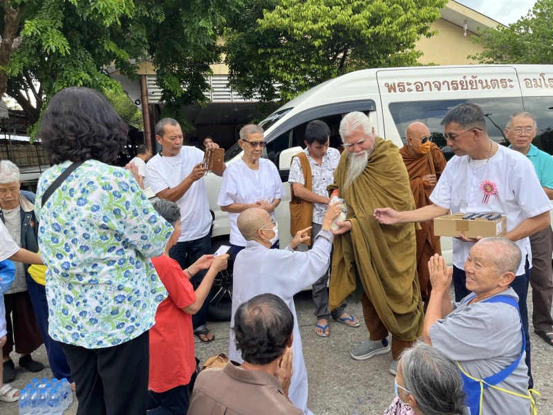 ทุกชีวิตเกิดมาจากเหง้าสาหร่ายชีวิต ในทะเลชีวิตอันเดียวกัน สรรพสิ่งคือสิ่งเดียวกัน