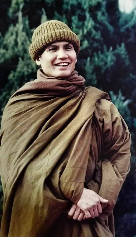 ผุ้ถือสันโดษ  ย่อมเสพความวิเวก  เป็นทิพยหาร