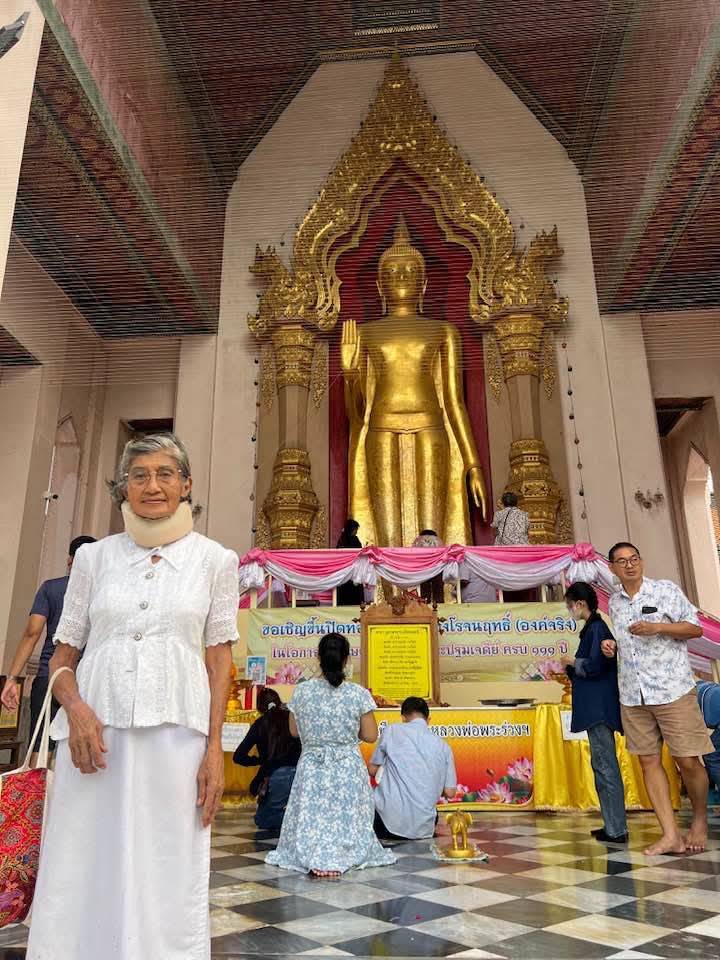 พี่นี คณะ กราบพระร่วงโรจนฤทธิ์ ก่อนกลับภาคใต้